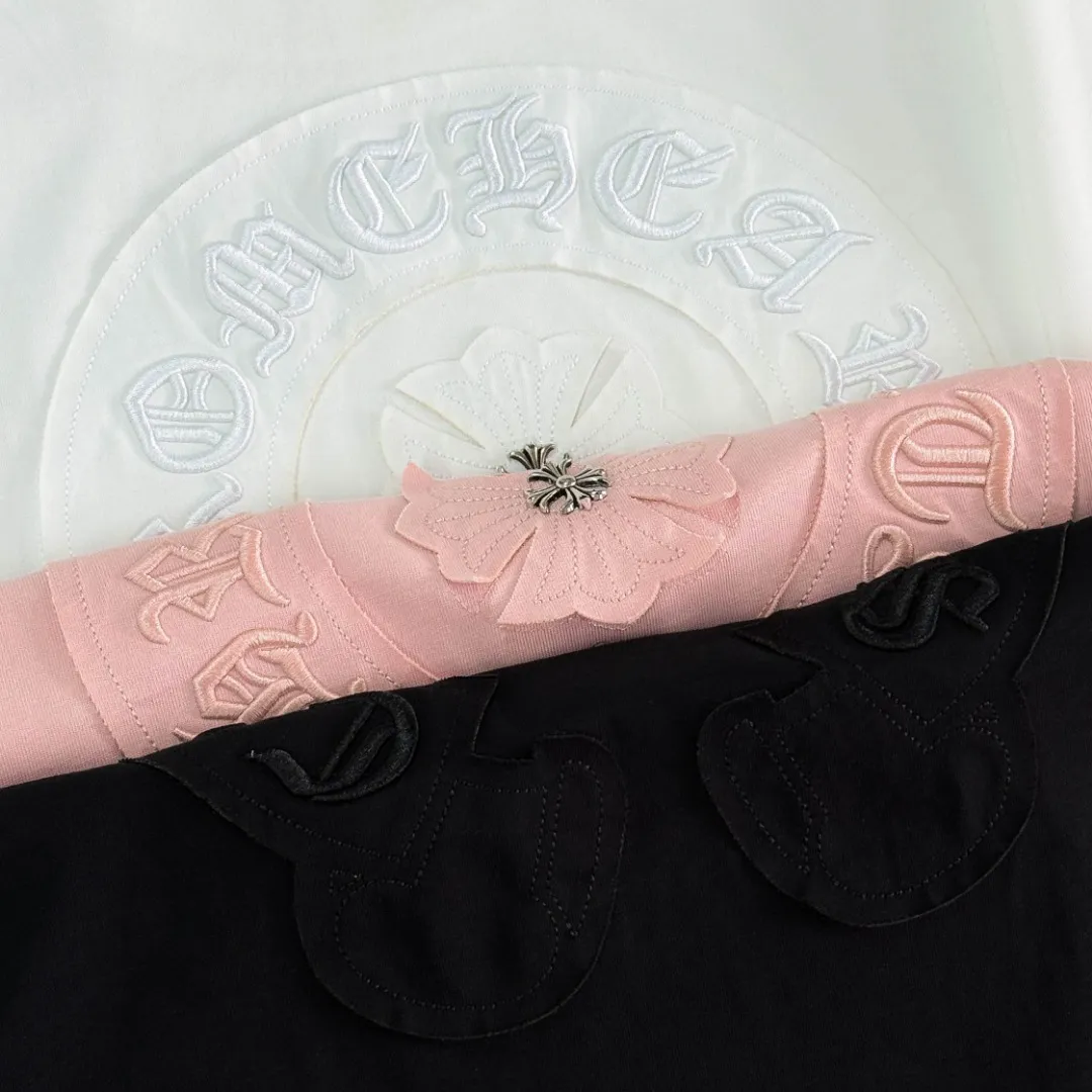 P180 Chrome Hearts Chrome Hearts 25 high version. The fabric is made of 300g high-density pure cotton. It does not deform or shrink. It has three labels. It is the same style for men and women. Technology: patch embroidery + original development hardware. Color: white, black, pink. SIZE: S-XL